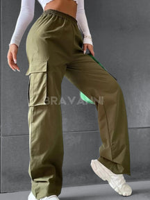 Calças Cargo Oversized com Cintura Alta e Bolsos Patch - UrbanLine